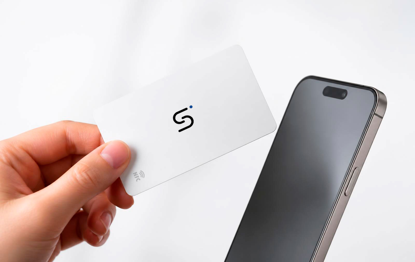 Tarjeta Integrae Auto acercándose a un teléfono